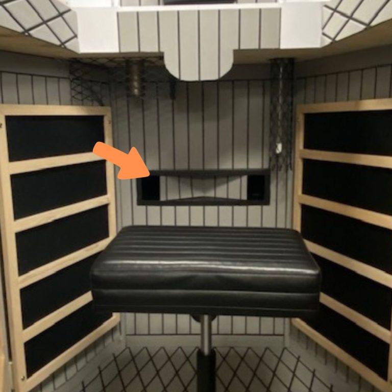 Cold air port with deflectors